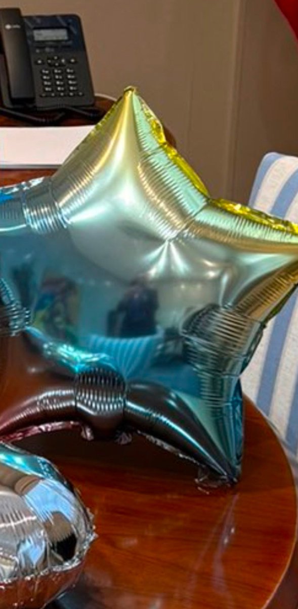 Óscar Puente monta un supuesto recibimiento de la gente del Ministerio, y el globo del chino refleja que está él solo.