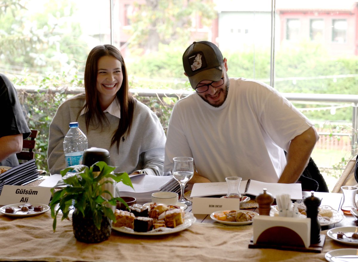 #GülsimAli, #BerkOktay ve #BurçKümbetlioğlu'nu buluşturan TRT #tabii'nin #HarmanYeri dizisinin okuma provası yapıldı... Çekimler 19 Kasım'da #Antalya'da başlayacak.
birsenaltuntas.com/dizi/gulsim-al…