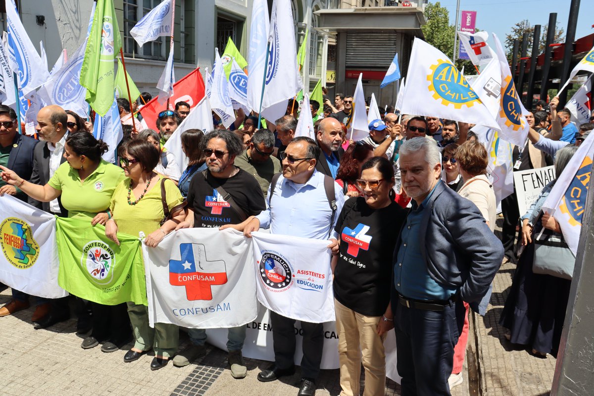 anefchile's tweet photo. 📢Este mediodía, #ANEF y las organizaciones sindicales de la Mesa del Sector Público (#MSPCUT), coordinadas por la #CUT, entregaron el pliego de peticiones del reajuste general en La Moneda y en Ministerios de Hacienda y del Trabajo y Previsión Social.
 #ANEFPresente #Reajuste https://t.co/kCV7N8PQEY