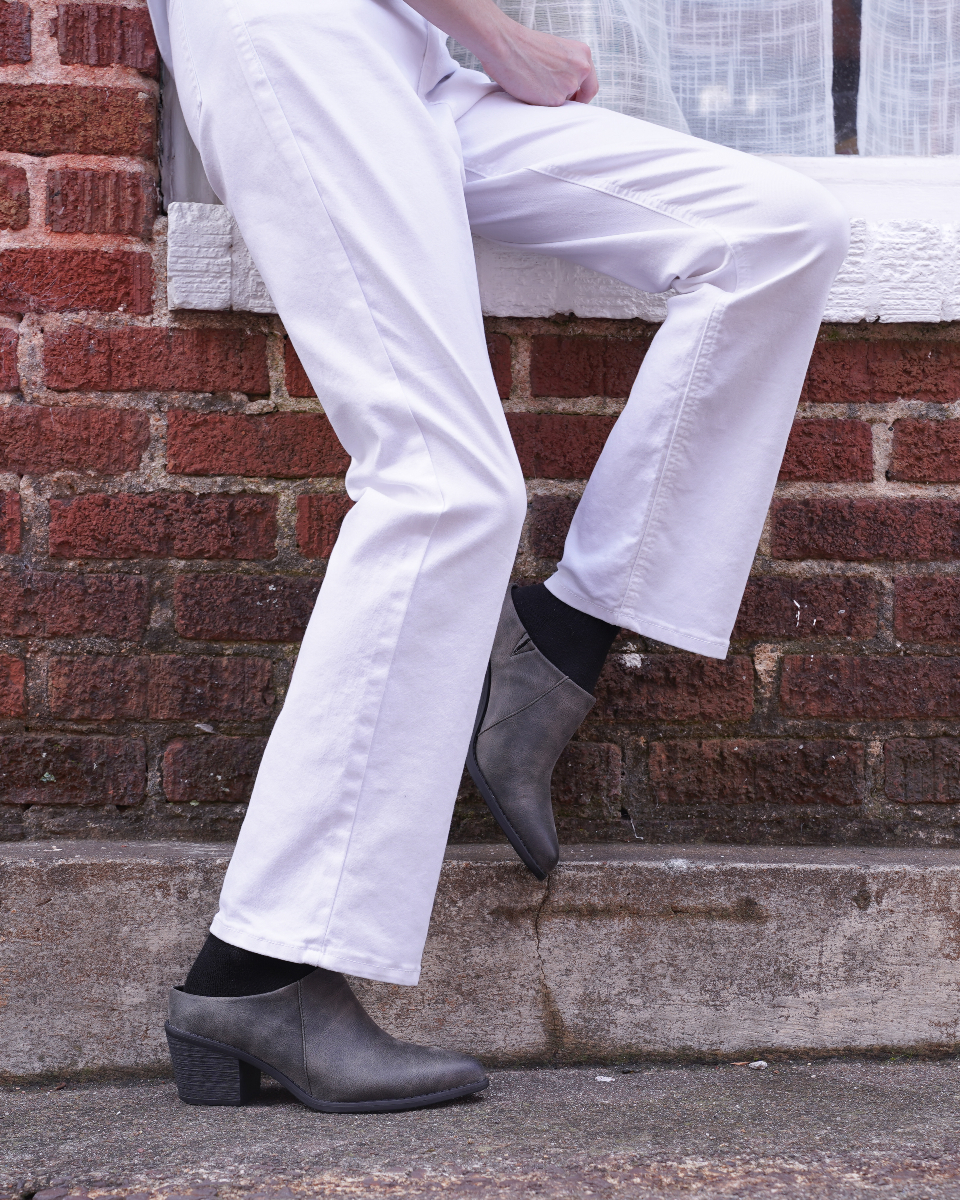 HouserShoes's tweet image. Style Guide: Perfect Pairings!  

1️⃣ Casual: Sneakers + loose jeans = laid-back vibes.  
2️⃣ Elegant: Pointed shoes + white denim = chic day-to-night.  
3️⃣ Stylish: Black heels + faux leather = polished &amp;amp; edgy.  

Find your perfect pair at Houser Shoes!  

#StyleGuide #CasualChic