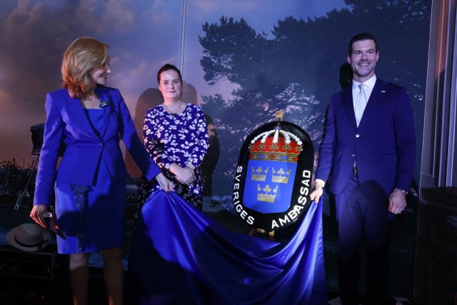 SWEambIE's tweet photo. Honoured to receive letter from @PresidentIRL Higgins and performance by Johnny Logan and Robert Wells at the Grand Opening of the #NewSwedishEmbassy in Ireland. 

Followed by After Party with ABBA Sensations! 🕺

Go raibh maith agat! ☘️

#SwedeninIreland #WelcomeSweden 
🇸🇪🤝🇮🇪 https://t.co/VO6pKzTIz8