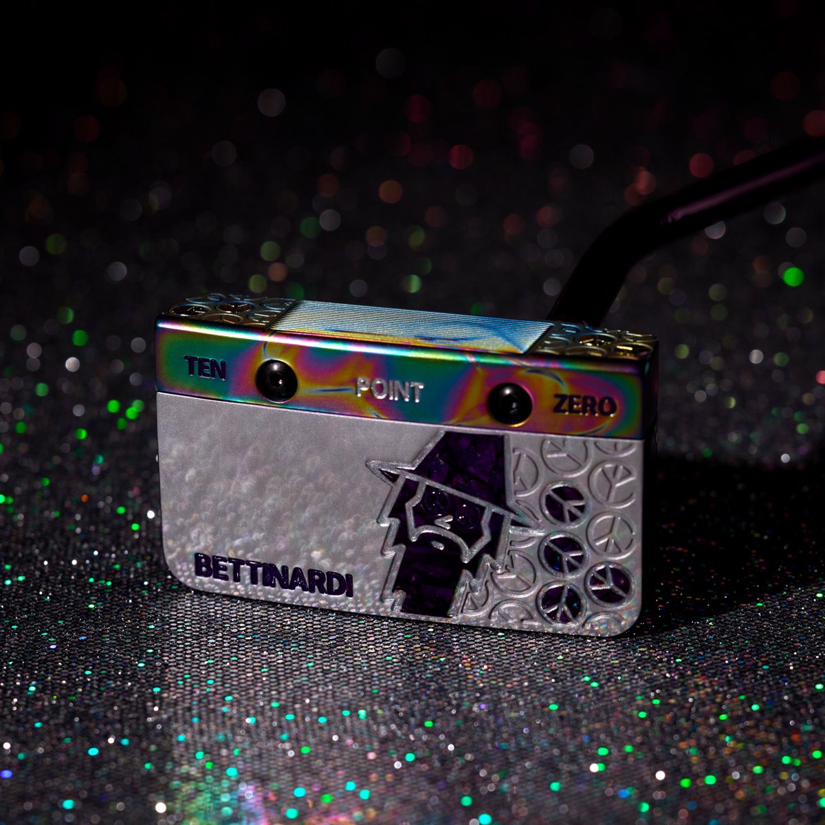 BettinardiGolf's tweet photo. Catch the good vibes with our #PutterOfTheWeek! ✌️✨ This INOVAI 10.0 is a true groovy masterpiece with its Peace Eyes Wizard, purple anodized body, and Tie-Dye PVD face featuring a peace sign alignment. Ready to add some peace, love, and birdies to your game? 🌈
#Bettinardi https://t.co/RU4cnTJKJx