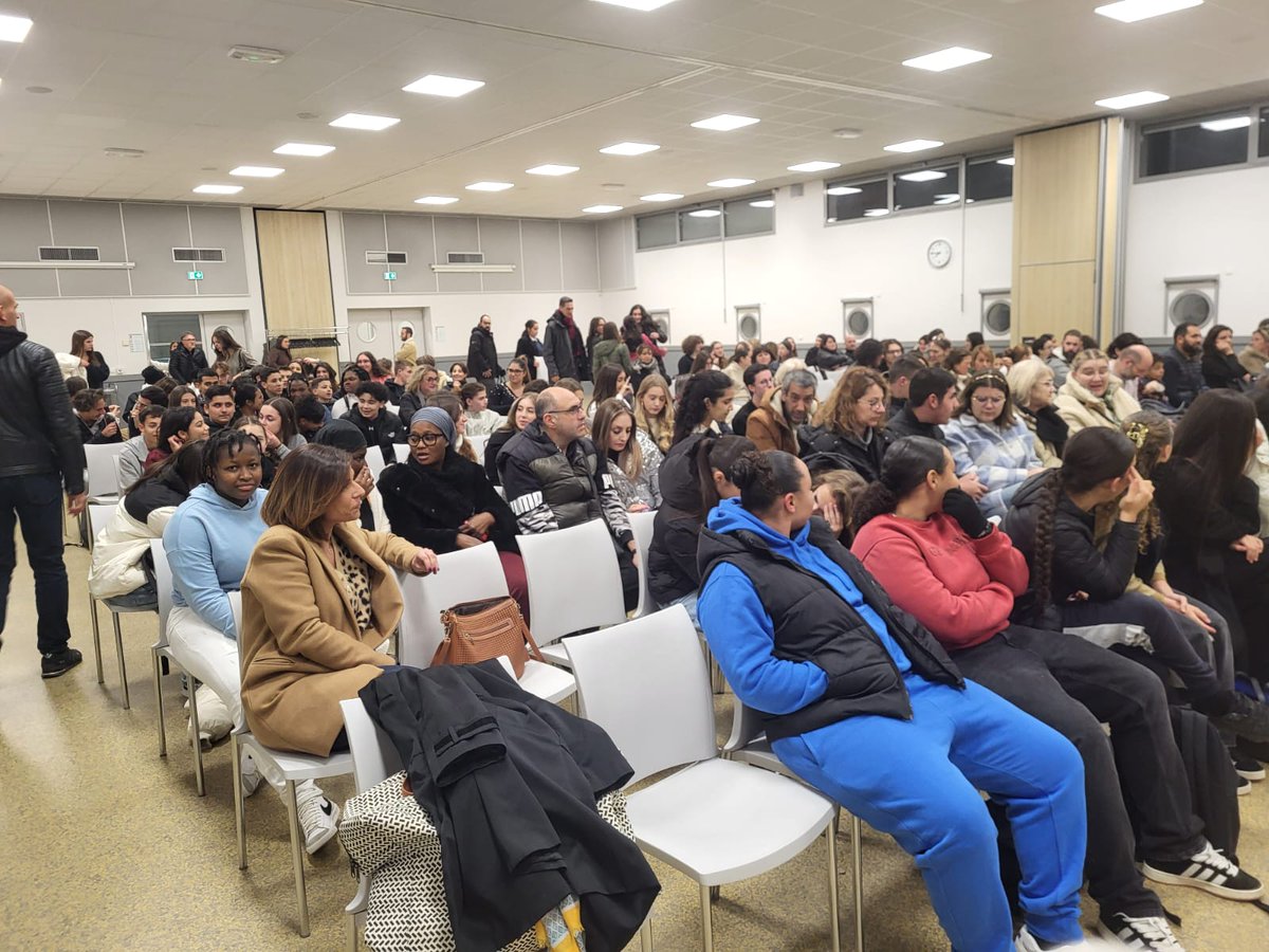 Hier c'était la remise des #diplomes de nos anciens troisièmes. L'occasion pour eux de se revoir et de donner de leurs nouvelles à Mme Morales et à leurs anciens professeurs. Fierté et joie devant une salle comble. Bravo à eux, nous leur souhaitons d'autres belles réussites !