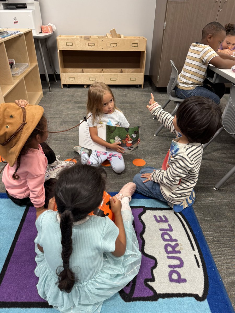 Caught this sweet moment. These four were using props to retell “The Little Old Lady Who Wasn’t Afraid of Anything”. <a href="/cfisdmcgown/">@cfisdmcgown</a> #OwlAboutTheBest