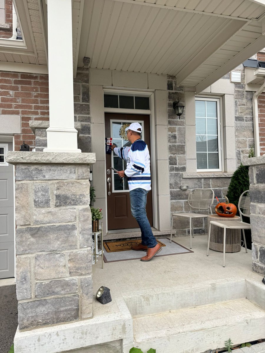 NadeemAkbar2026's tweet image. Out in the community, meeting neighbors and having meaningful conversations at every door. Hearing your concerns and ideas drives our mission to build a stronger Burlington North-Milton West.

#TimeForChange #TrudeauHasToGo #ConservativeSolutions #CarbonTax #Milton #Burlington