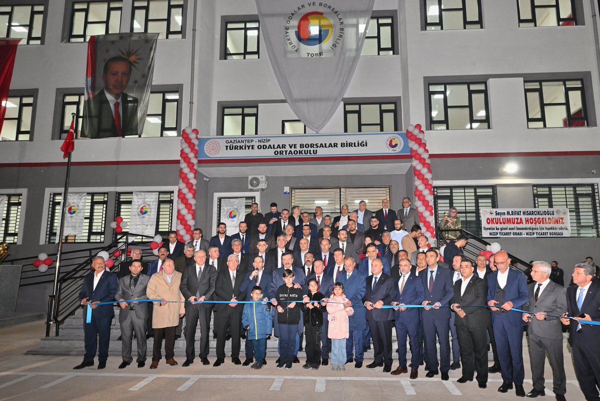 RHisarciklioglu's tweet photo. 📍Nizip - Gaziantep

Türkiye’nin geleceğine yatırım yapmaya devam ediyoruz. 🇹🇷 

Nizip TOBB Ortaokulu, öğrencilerimize ve öğretmenlerimize hayırlı olsun. 🧿

Heyecanlı ve gururluyuz.

81 ilimizi eğitim tesisi ile donattık. 🏫 

154 ilçemize 154 okulla birlikte 307 eğitim tesisini çocuklarımıza armağan etmiş olacağız.

Tüm çabamız ülkemiz ve çocuklarımız için… 🥰

#TOBB307egitimtesisi