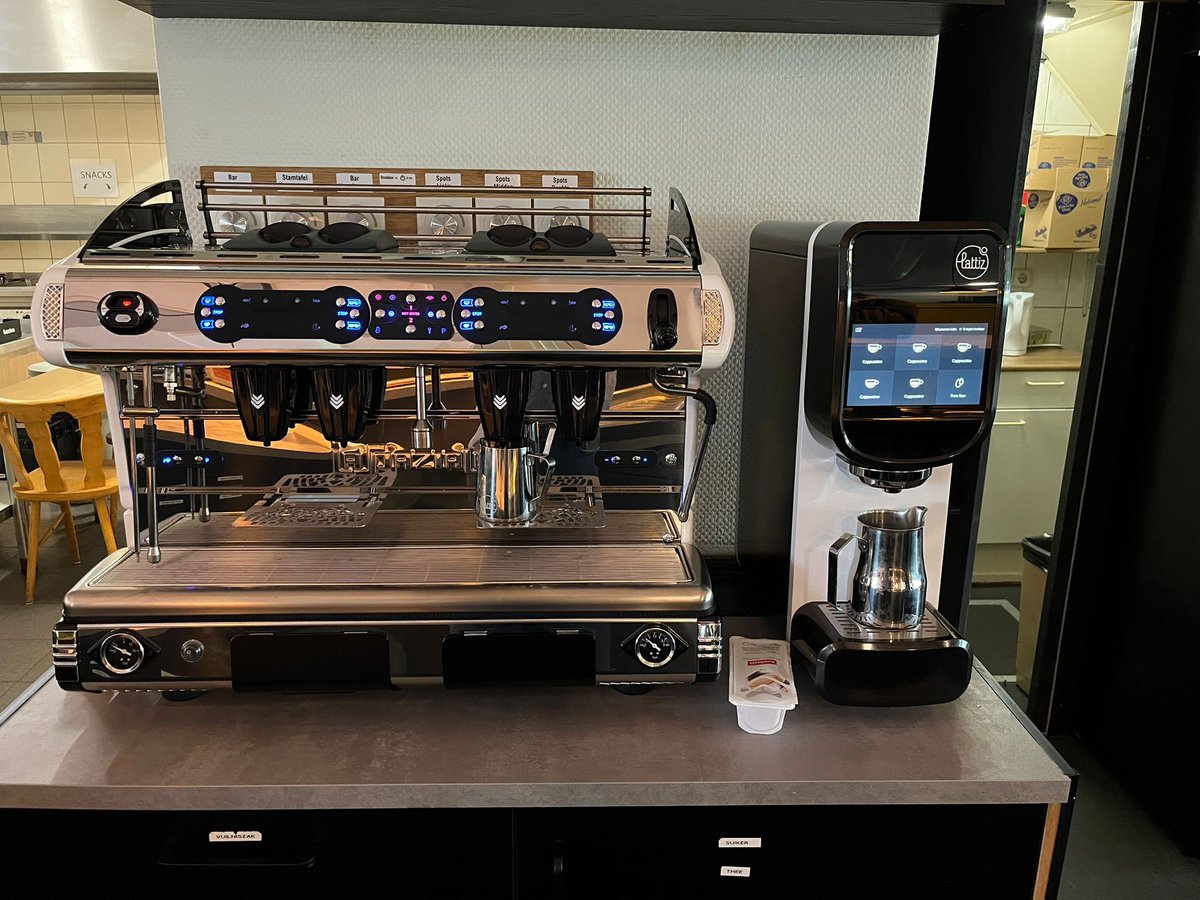 svzwollevoetbal's tweet photo. Bij een bezoek aan @MarslandenSport kunt u naast een goede kop koffie nu ook kiezen voor een heerlijke cappuccino. SV Zwolle beschikt namelijk sinds vandaag over een nieuw koffiezetapparaat in de kantine, met dank aan Club Caffe. #wittebroekgeletrui https://t.co/dYIrGMc4Nk