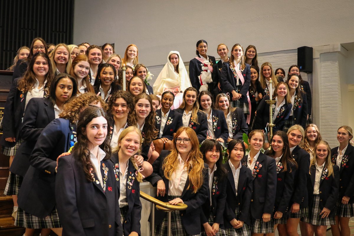Last month and continuing one of the most beloved traditions at Sacred Heart, the senior class selected one of their peers who most embodies the qualities of Mary for the honor of portraying Mater Admirabilis ... congratulations to Ana R '25.
