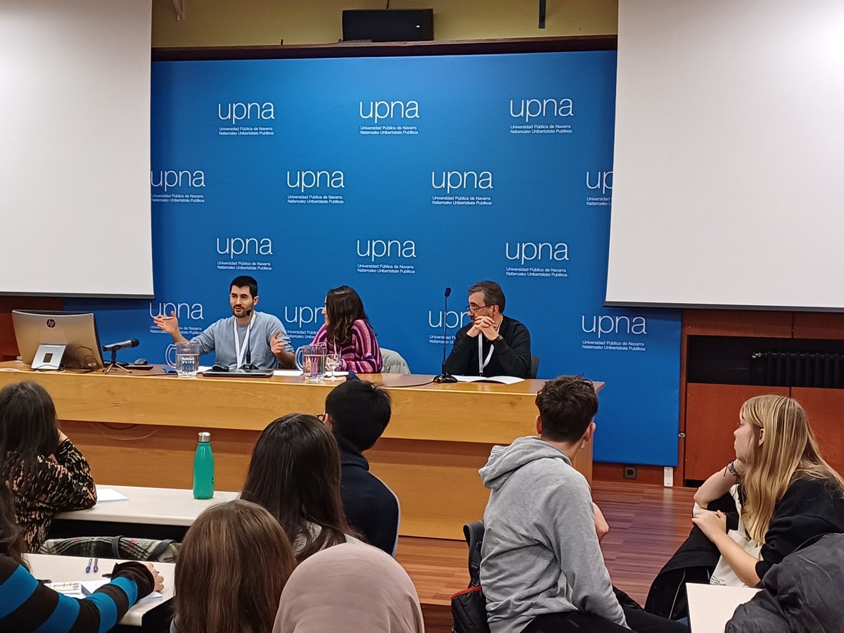 icresma's tweet photo. Avui @elpratradio, de la mà del @victorasensio87, impulsor de 'Miralls de memòria', ha dinamitzat un taller de pòdcast al II Congreso Internacional de Historia con memoria en la educación, que s'ha celebrat a  #Pamplona. https://t.co/MKkBGtF9QF
