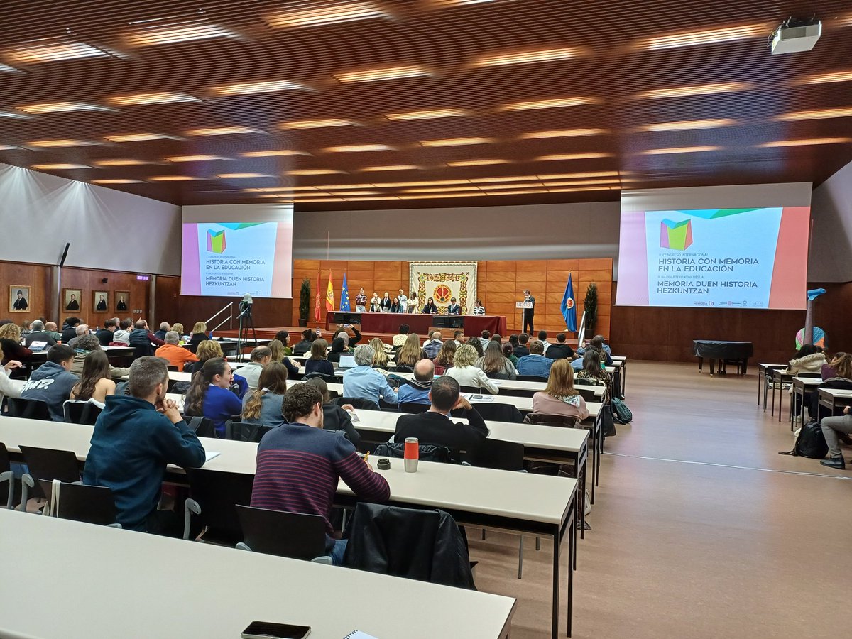 icresma's tweet photo. Avui @elpratradio, de la mà del @victorasensio87, impulsor de 'Miralls de memòria', ha dinamitzat un taller de pòdcast al II Congreso Internacional de Historia con memoria en la educación, que s'ha celebrat a  #Pamplona. https://t.co/MKkBGtF9QF
