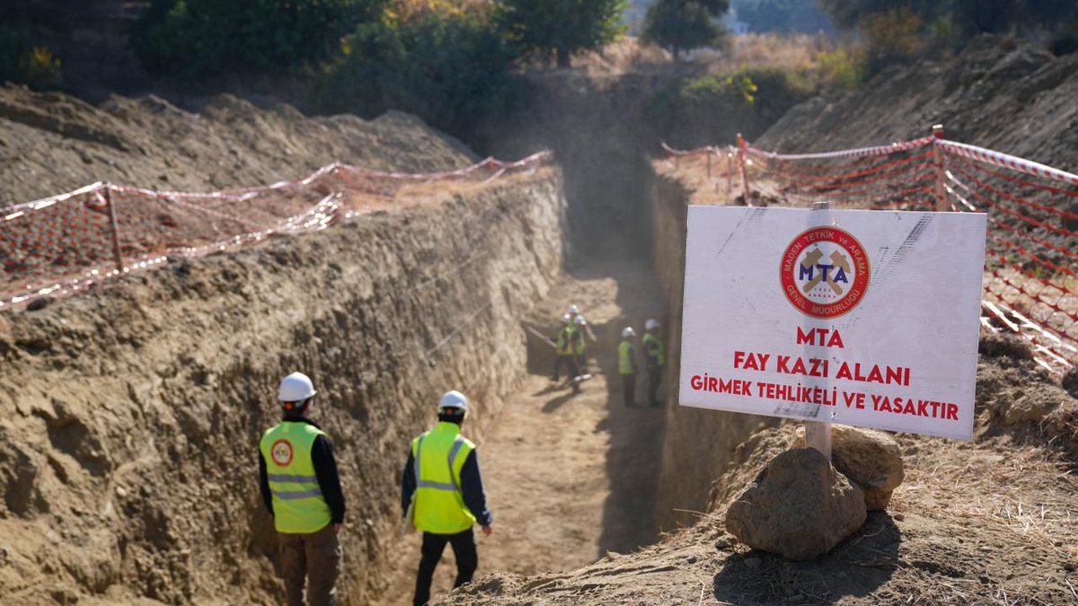 ConflictTR's tweet photo. 🔴 MTA, 225 diri fayın deprem üretme potansiyelini inceledi.

▪️Diri fayların bulunduğu bölgelerde 50 metre uzunluk, 5 metre genişlik ve 4 metre derinlikte hendekler açıldı. https://t.co/cdLUbNeohR