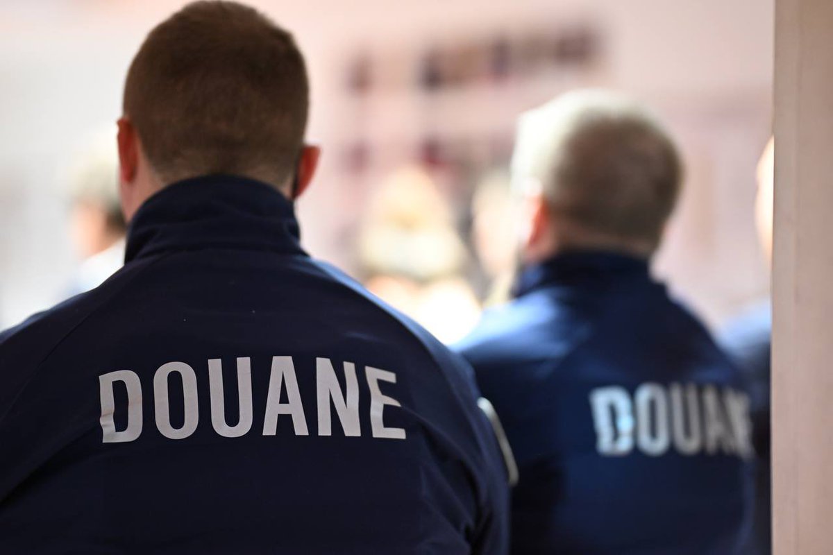 📍#Chambourcy Je me suis rendu ce jour à la brigade du Val de Seine pour échanger avec les agents de la <a href="/douane_france/">Direction générale des douanes et droits indirects</a>.

Mercredi, un des leurs a été blessé à la suite d’un refus d’obtempérer. Soutien total à ces agents engagés en première ligne pour protéger les Français.