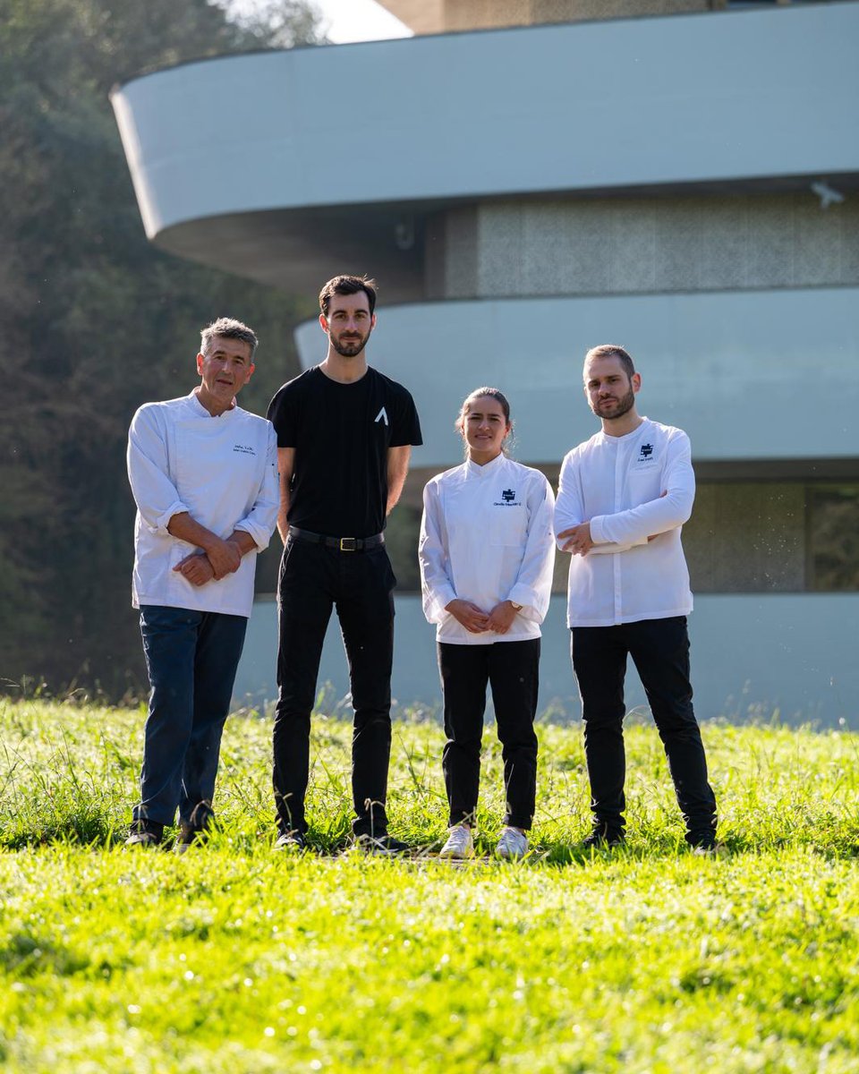 restsimpar's tweet photo. Orgullosos de recibir el "Reconocimiento Eroski-BCC Onenak 2024". @EROSKI y @bculinary reconocieron hoy en San Sebastián el trabajo de Áxel y Claudia en Simpar. Un honor recibir este reconocimiento.

#restaurantesimpar #EroskiBCCOnenak #BCCAlumni https://t.co/Ie67ubVoin