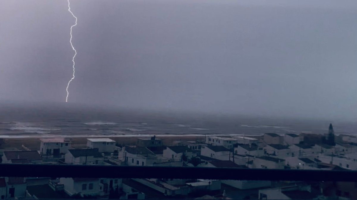 Fermachucas's tweet photo. Desde La Antilla. Tarde de rayos y lluvia fuerte. https://t.co/ioRWPUoqVb