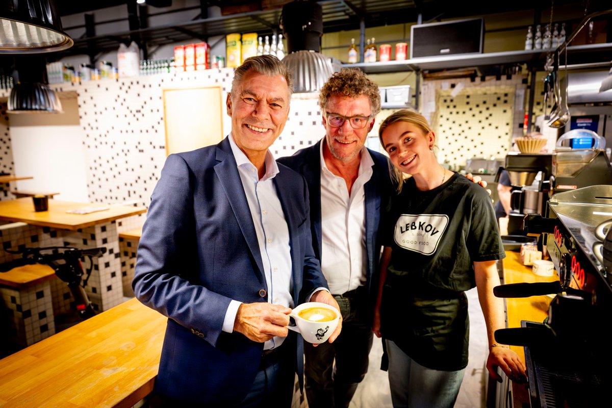 We sluiten de negende <a href="/DagvdOndernemer/">Dag van de Ondernemer</a> af met een zelfgemaakt bakje koffie voor onze directeur <a href="/LJ_Visser/">Leendert-Jan Visser</a> bij familiebedrijf <a href="/lebkov/">Lebkov & Sons</a> in Den Haag. 

Tot volgend jaar🧡

#DagVanDeOndernemer