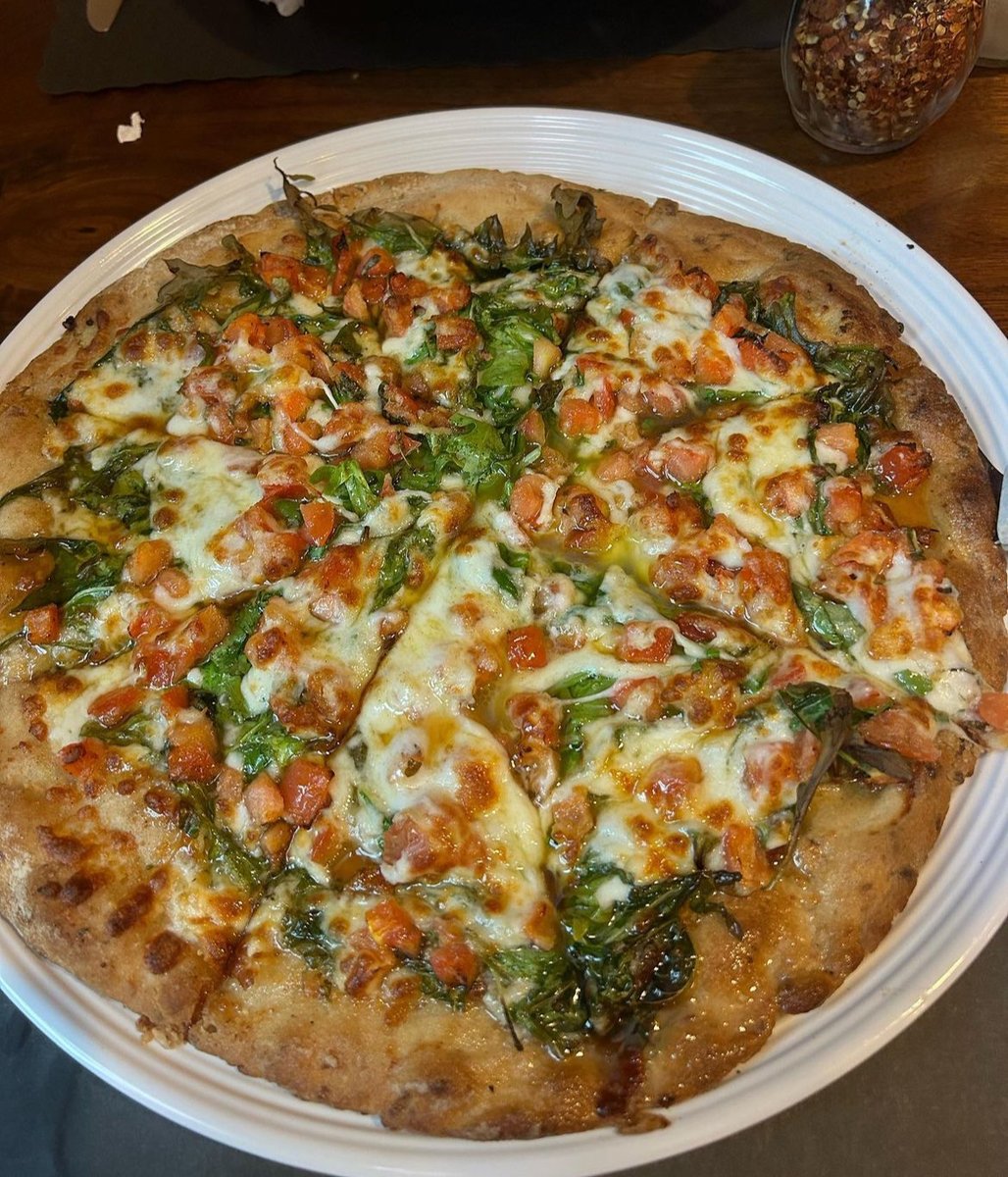 🔥 With a custom-built brick oven, two cocktail patios, and a family-friendly atmosphere, Fire on Main is the perfect spot to gather with friends and family. Plus, enjoy live local entertainment while you savor delicious food.

📷: @foodsbyfayy

visitfingerlakes.com/listing/fire-o…