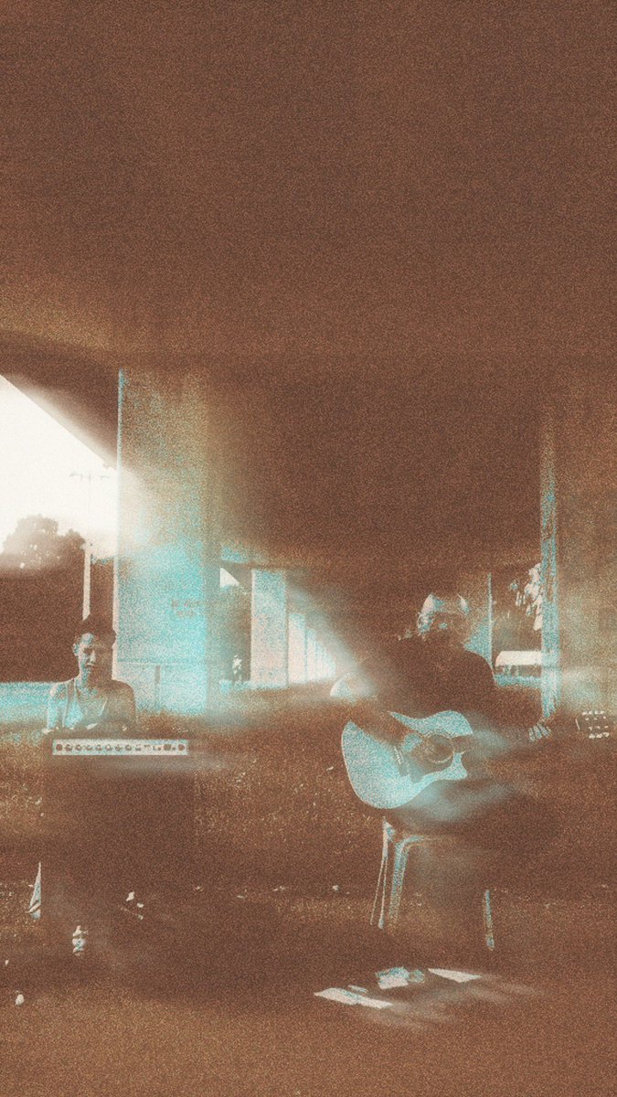 “Loin des projecteurs, mais pas des éclats de lumière. Sous ce pont, « Glow » flotte dans l’air, là où les âmes égarées trouvent refuge et réverbération.” Glow nouveau single disponible 🌖🤍
