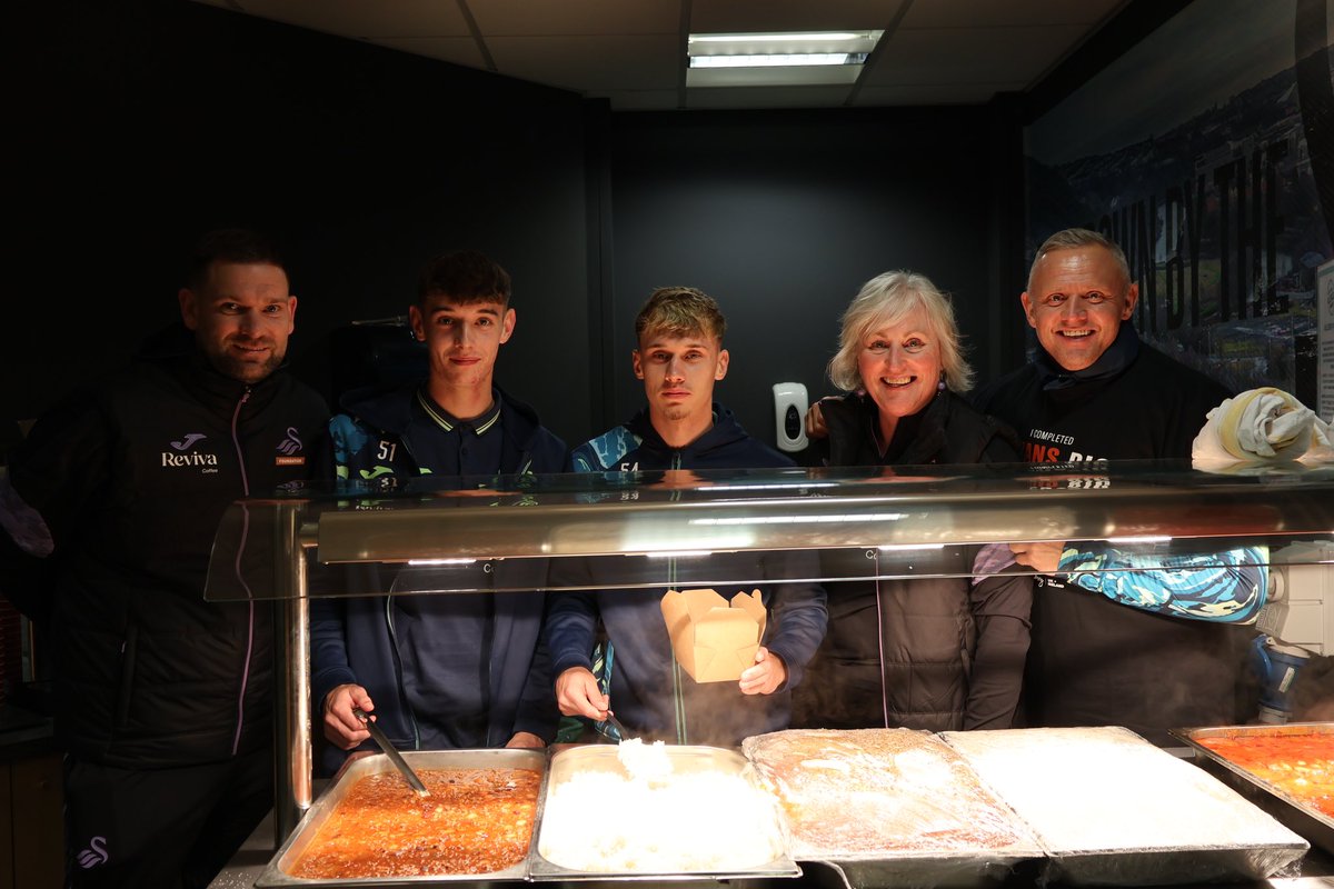 🦢 <a href="/swans_academy/">Swansea City Academy</a> duo Sebastian Dabrowski and Zac Jeanes are here to help serve the food 🙌

Donate here 👉 bit.ly/3XjFn5D