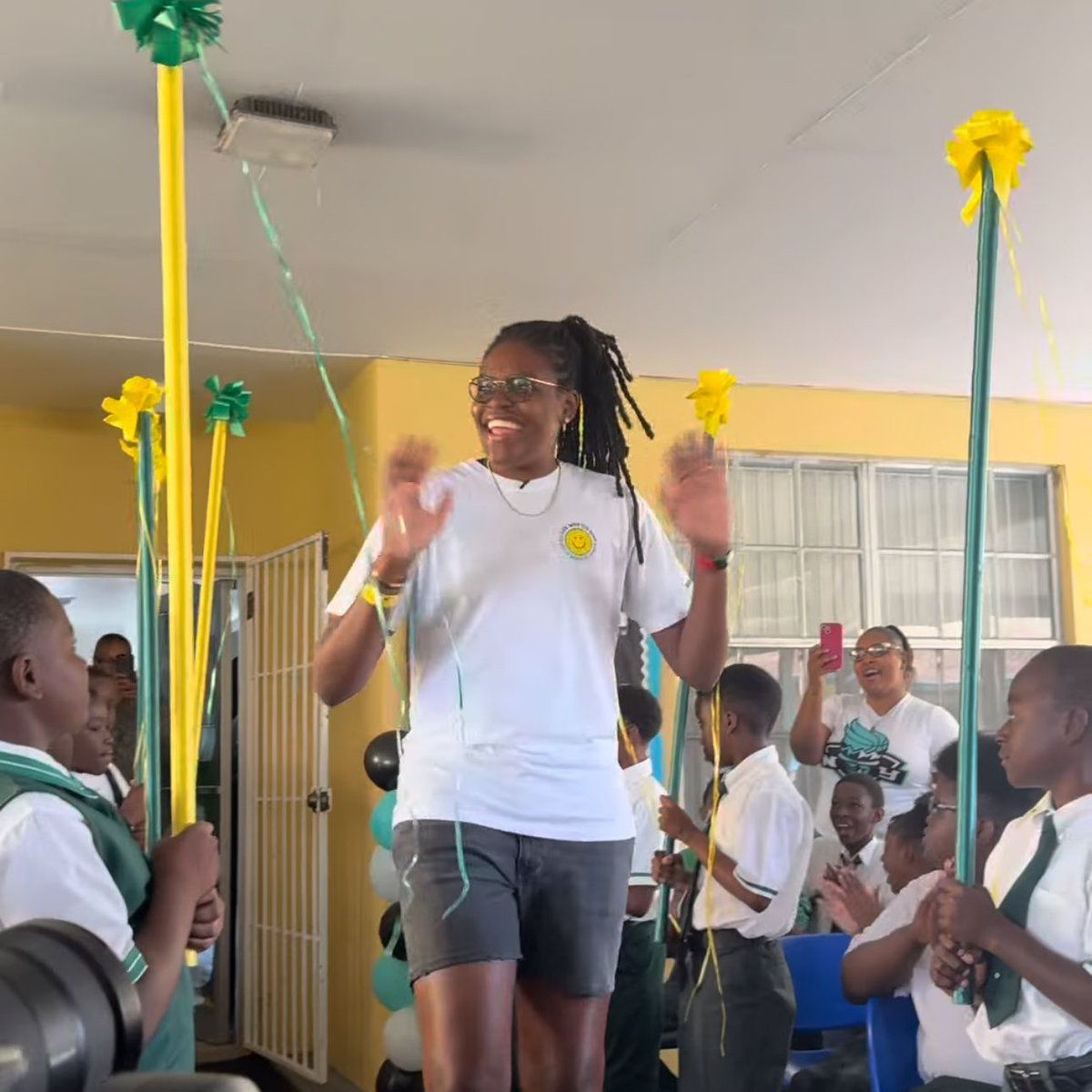 alfcorriette's tweet image. Per @nyliberty on IG stories, Jonquel Jones is visiting her former primary school (think elementary school in the states) in the Bahamas. 

Great for JJ to meet the kids, and the kids to meet a role model. 🇧🇸

#WNBATwitter