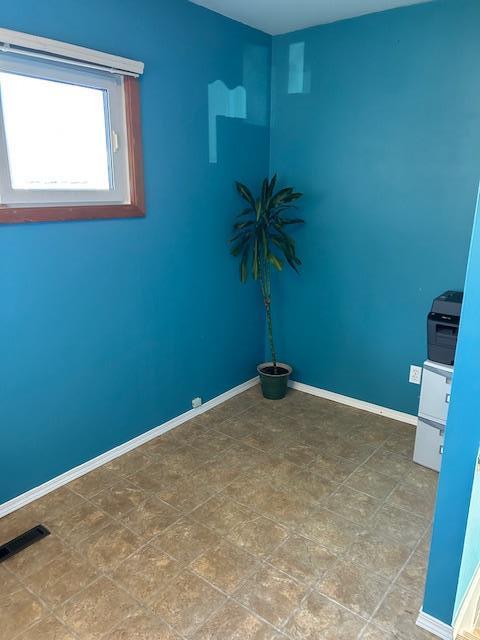 wpghome's tweet photo. 573 Union Ave is hot on the market!🔥

This single-detached, 2 bed, 1 bath home is a pefect starter home, located on a quiet residential street. 

Listing price: $209,900 

Text me at 204-981-1940 or DM me to see it today. https://t.co/gn2jMZAaer