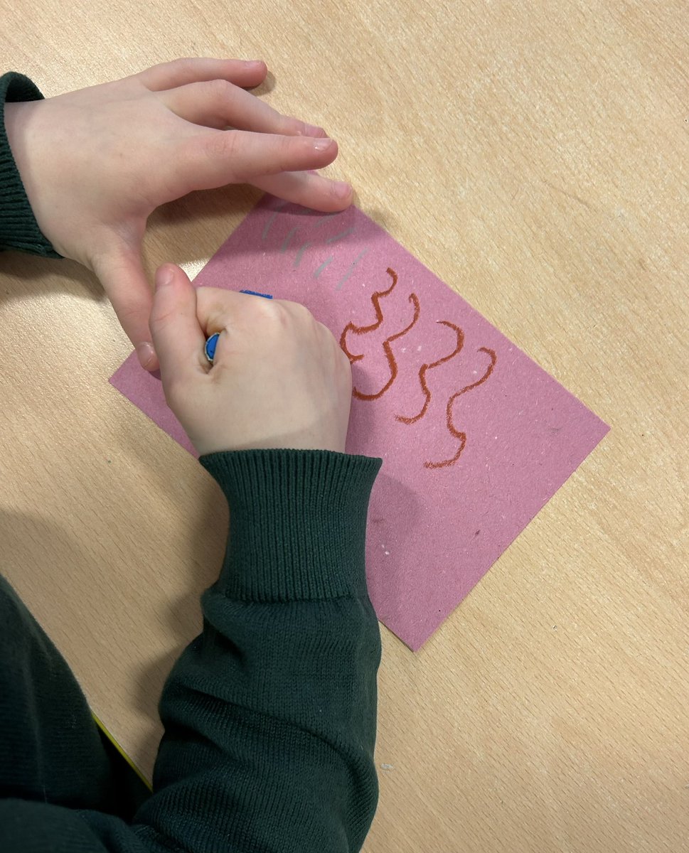 belindajohn71's tweet photo. We looked at the lines and shapes seen in animal fur in Year 1 @StocBolton we created our own patterns using a range of media on different surfaces and then a whole class piece #lines #surfaces #media #animalpatterns https://t.co/ZdSKqQISYz