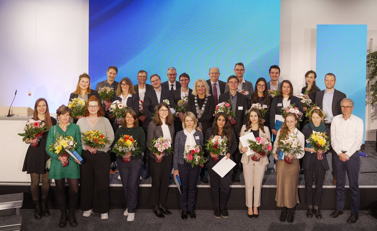 DIES ACADEMICUS 2024: Hier sind sie, die (anwesenden) Preisträgerinnen und Preisträger der besten Abschlussarbeiten. Herzlichen Glückwunsch! 💐💙 

📸 Volker Wiciok  
#FernUniHagen #meineFernUni #dies24