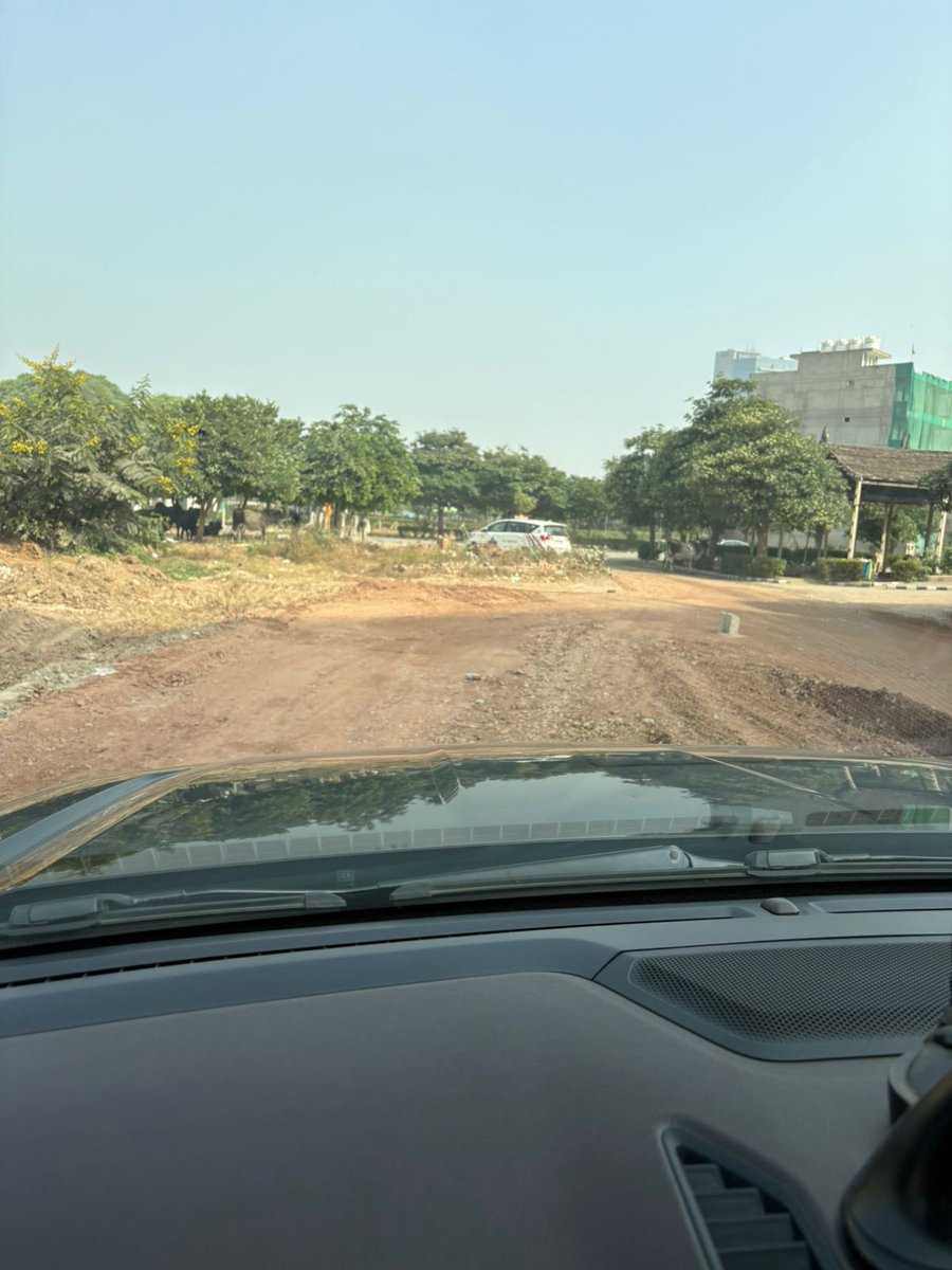 mishraamresh's tweet photo. Road from -#VatikalifestyleHomes #Sector83 towards #VatikaG21 is under preparation seems litigation with local vendor has been settled or #VatikaGroup purchased it. Great achievement for us.
@GroupVatika https://t.co/8TQI6Dnirr
