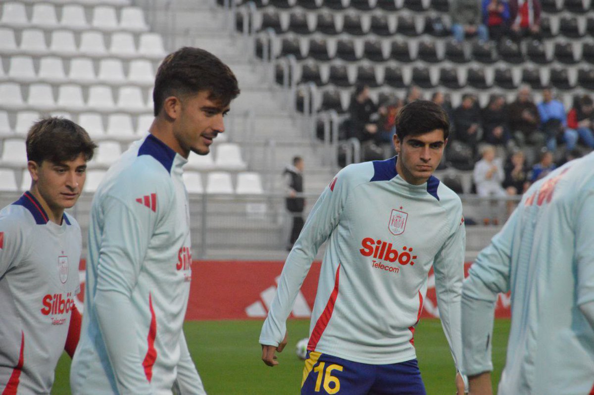 dorsal16_'s tweet photo. 🇪🇸 | ¡Kike Salas debuta con la selección!

#CompartimosAficion #SevillaFC https://t.co/4Q7BLZ2bzm
