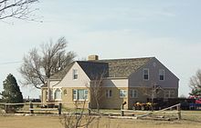 factsfromtoday's tweet image. CLUTTER FAMILY

📆15 November, 1959

Richard Dick Hickock and Perry Smith murder four members of the Clutter Family at their farm outside Holcomb, Kansas (subject of Truman Capote book In Cold Blood)
#FromToday #15november