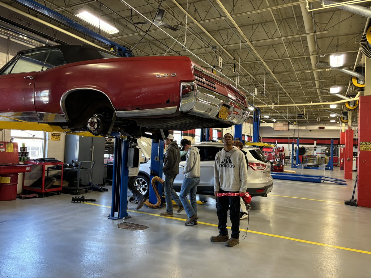 WoodburnMHS's tweet photo. Today, MHS students visited Lincoln Technical Institute’s Mahwah Campus. Lincoln Tech is a vocational training institute that offers high-quality training programs such as the Automotive, Skilled Trades, Health Sciences, Culinary and much more! https://t.co/prhK8KzX0s