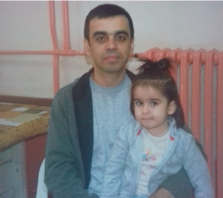TutsakBebekler's tweet photo. Zübeyde ve Hüseyin Kara çifti, 8 Mart 2019'dan beri KONYA Cezaevi'ndeler. Avrupa İnsan Hakları Mahkemesi'nin  26 Eylül 2023 tarihli 'Yalçınkaya' kararı, onların masumiyetlerini teyit etmesine rağmen hala özgürlüklerine kavuşamadılar. 8, 15 ve 17 yaşlarındaki çocukları, annesiz ve babasız geçirdikleri günlerin artık son bulmasını bekliyor.
@NevraKadigil

MelekAnneye ÖdülYerineCeza
