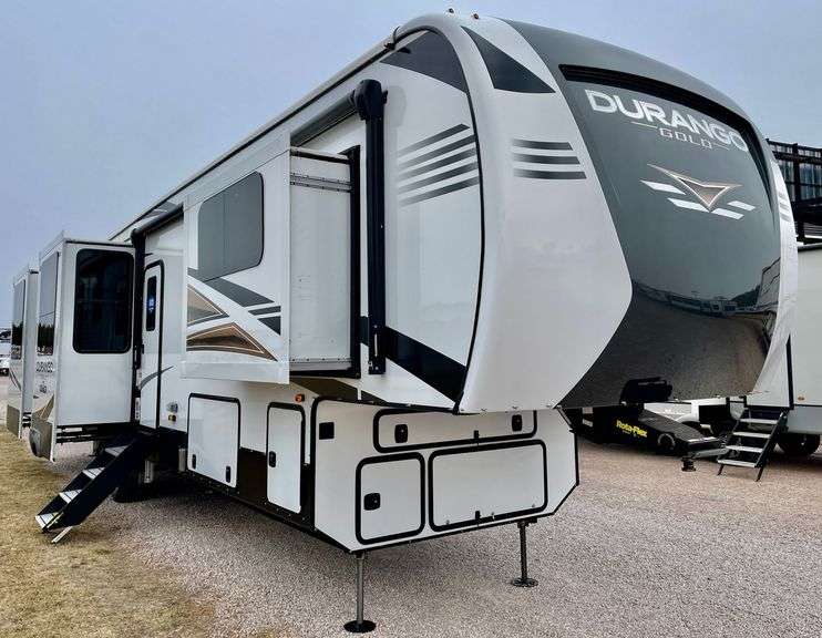 cw_auctions's tweet photo. Go big, and you may just go home with this luxury fifth wheel 🚐 

Don’t miss out on the adventure—place your bid for today's auction in Mesa, AZ → https://t.co/BjxYQZcqqh https://t.co/9KSbTuLV6D