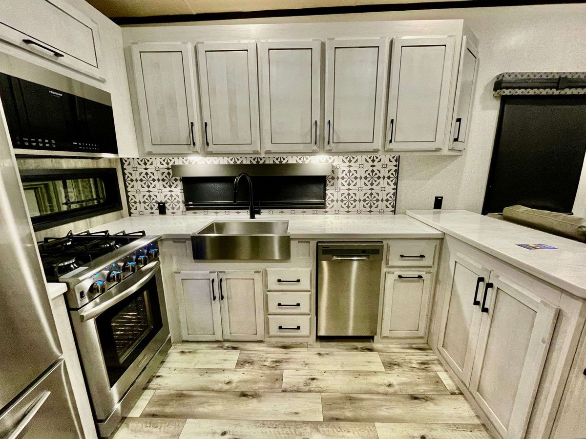 cw_auctions's tweet photo. Go big, and you may just go home with this luxury fifth wheel 🚐 

Don’t miss out on the adventure—place your bid for today's auction in Mesa, AZ → https://t.co/BjxYQZcqqh https://t.co/9KSbTuLV6D