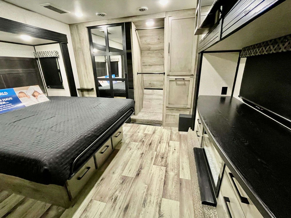 cw_auctions's tweet photo. Go big, and you may just go home with this luxury fifth wheel 🚐 

Don’t miss out on the adventure—place your bid for today's auction in Mesa, AZ → https://t.co/BjxYQZcqqh https://t.co/9KSbTuLV6D