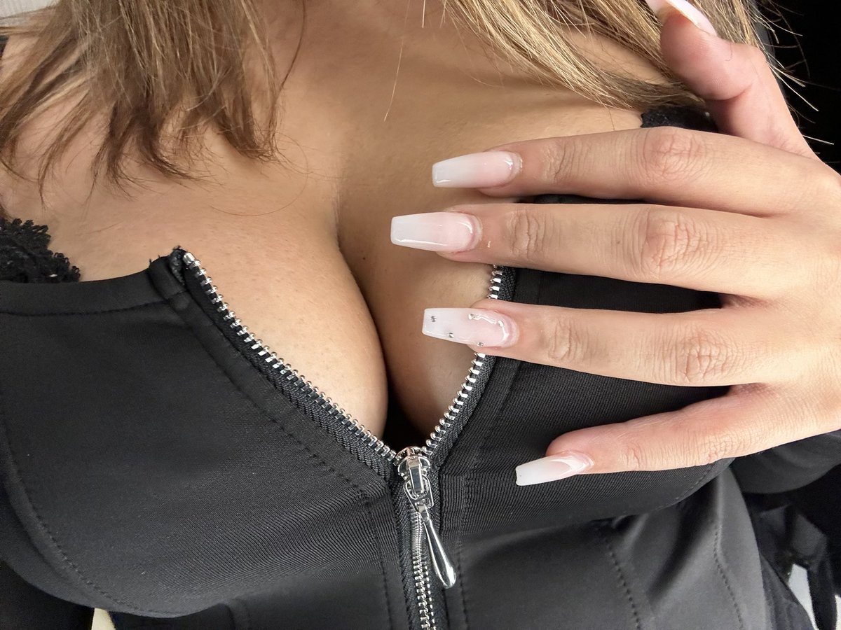 Deine Aufgabe ist klar: gehorchen und geben.
Meine Rolle: besitzen und bestimmen.

Erweise dich als würdig – oder verschwinde.

#findom #moneydom #bdsm #domina
#knienieder #ergebenheit #gehorchen
#financialDomination