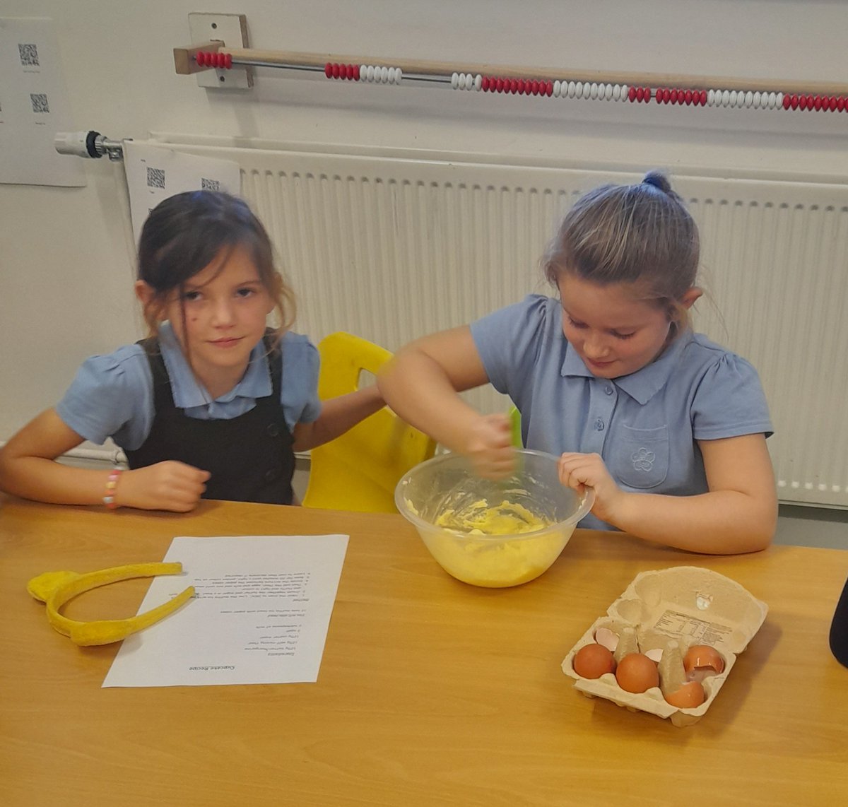 MillbankPrimary's tweet photo. Y3 put their instructional writing to use today making marmalade sandwiches for an afternoon tea. We also made, and decorated cupcakes, thinking about reversible and irreversible change to materials/ingredients. https://t.co/eq2YKpio2B