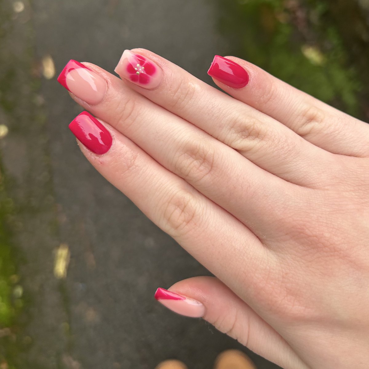 me when i only log on to give a nail update and immediately disappear again anywayyyy 🌺