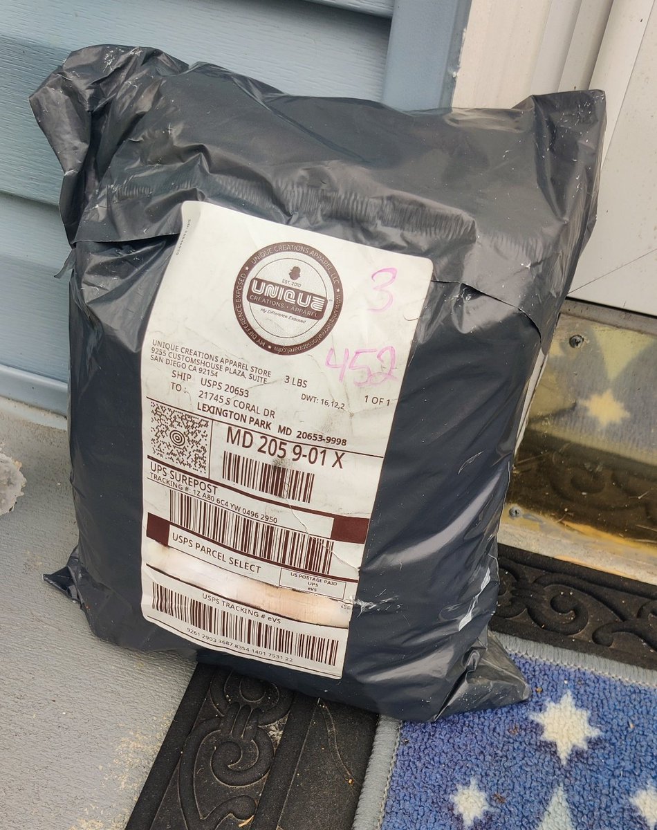 UQCApparel's tweet photo. Nothing like delivering an order to someone local, we love providing products to the masses but supplying your own backyard hits different 🏠🥰💜💚🌊 Join The Wave | UQCApparel https://t.co/n3cCC41M78 #CustomerService #teamunique #ecommerce #BlackOwnedBusiness #jointhewave https://t.co/EDQLEP58fa