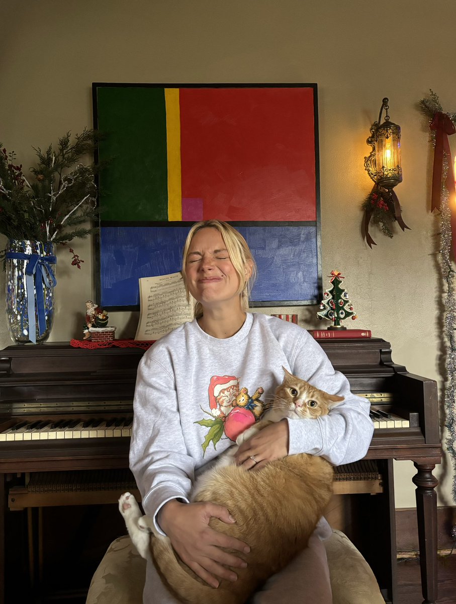 ashemusic's tweet image. my cover of “have yourself a merry little christmas” 🧸🧸 out nov 20!!!! 🧸🧸

artwork by my supremely talented mom, which turned out SOO precious, we made limited edition stocking stuffers - available for pre-order now!! p.s. i signed the first card in each card set 🩶