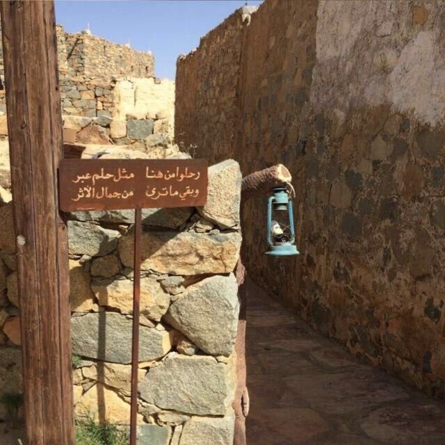 مَررتُ بدارِهم شوقًا إليها
لعلِّي ألمَحُ الأحبابَ فيها

فما من نائمٍ في الدَّارِ يَصحو
وما من زائرٍ يَدنُو إليها

سألتُ الجارَ ما الأخبَار قُل لي؟
فقال الدارُ أبقى من ذَويها

أما تعلم بأنَّ الناسَ تمضي
وأنَّ الدارَ تنعي ساكِنيها؟