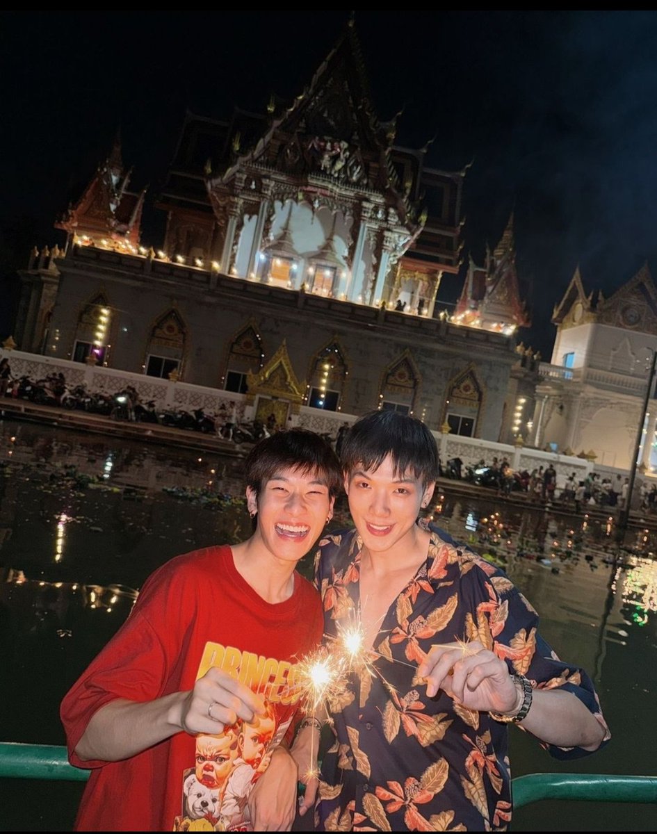 KThandaroo79312's tweet photo. คืนนี้มองพระจันทร์สวย...
เพราะเธอสองคนเลยนะ
happy วันลอยกระทง🥰🪷
#ต้าห์อู๋ออฟโรด #DoauOffroad https://t.co/GPeLvmmhi1