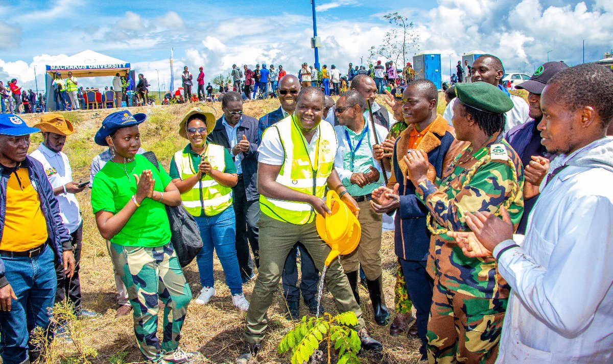 TechnopolisKE's tweet photo. Today @konzatech CEO @jpokwiri led staff and students of Machakos University in a tree growing exercise at the #SiliconSavannah as part of the #GreeningInnitiative and the government target of increasing the country's forest cover. @MoICTKenya
#SmartGreenCity #GrowingTrees https://t.co/BJsWWdScdx