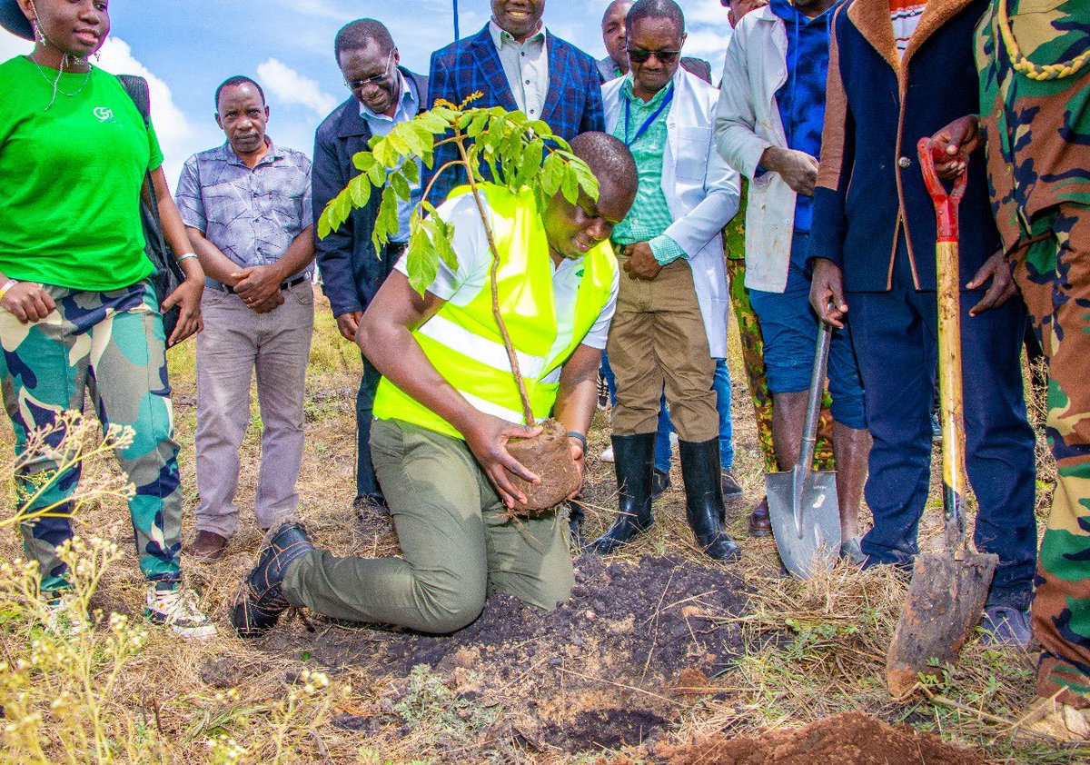 TechnopolisKE's tweet photo. Today @konzatech CEO @jpokwiri led staff and students of Machakos University in a tree growing exercise at the #SiliconSavannah as part of the #GreeningInnitiative and the government target of increasing the country's forest cover. @MoICTKenya
#SmartGreenCity #GrowingTrees https://t.co/BJsWWdScdx