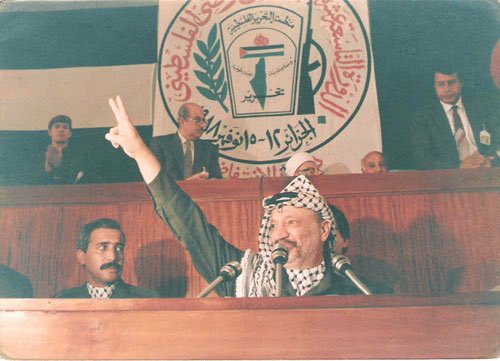 Oggi, 36 anni fa. Yasser Arafat proclama la nascita dello Stato di Palestina.