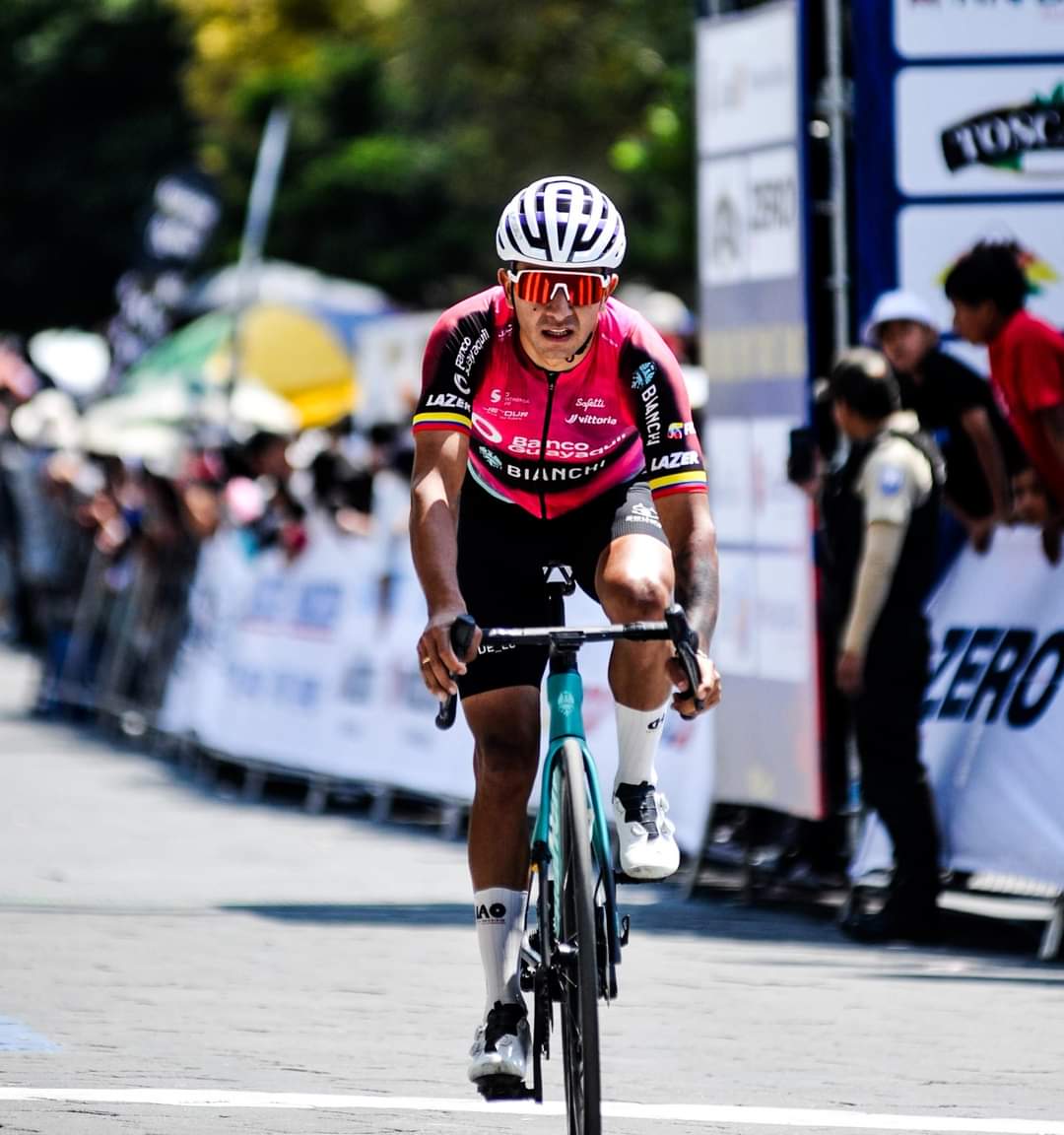 Robinson Chalapud del Team BGE 🇪🇨 triunfa en la etapa 5 en la #VueltaCiclisticaEcuador   que hoy llegó a Machachi.
Ciclistas Ecuador Ciclistas Ecuador 🚵‍♀️🚵‍♂️⛰️🔥🇪🇨 Vuelta Ciclista Ecuador Ciclismo El Rin Ibarra