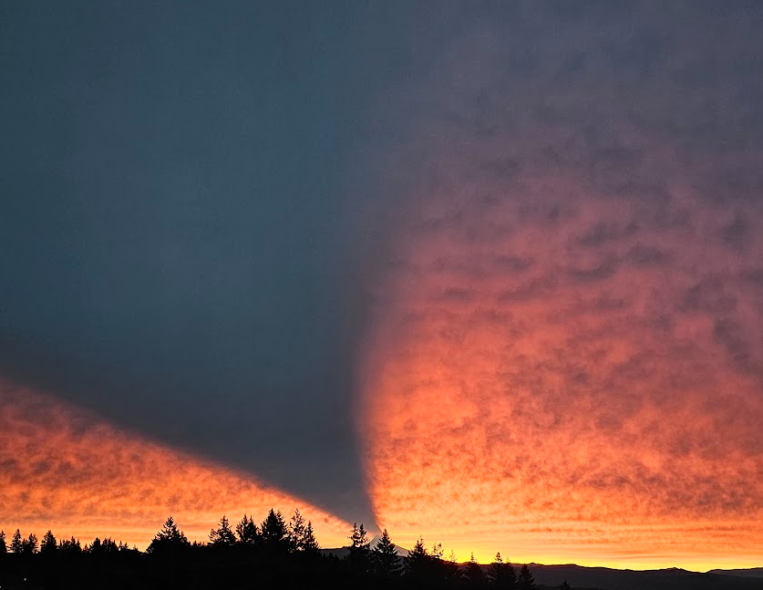 PacmanNW9000's tweet photo. @Rainmaker1973 Here is Mt Hood doing the same thing. https://t.co/QGFtuFP9v7