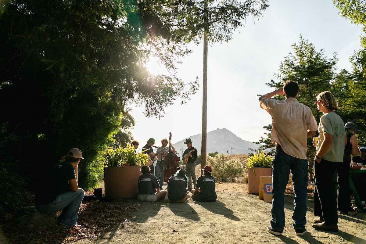 calpolychief's tweet image. Students and faculty have been working hard to beautify Cal Poly’s Leaning Pine Arboretum, a five-acre living laboratory. From tending to lush gardens to building accessible seating, the Learn by Doing efforts have paid off.

Take a look: ow.ly/6NCl50TZQJn

#CPPD #CalPoly