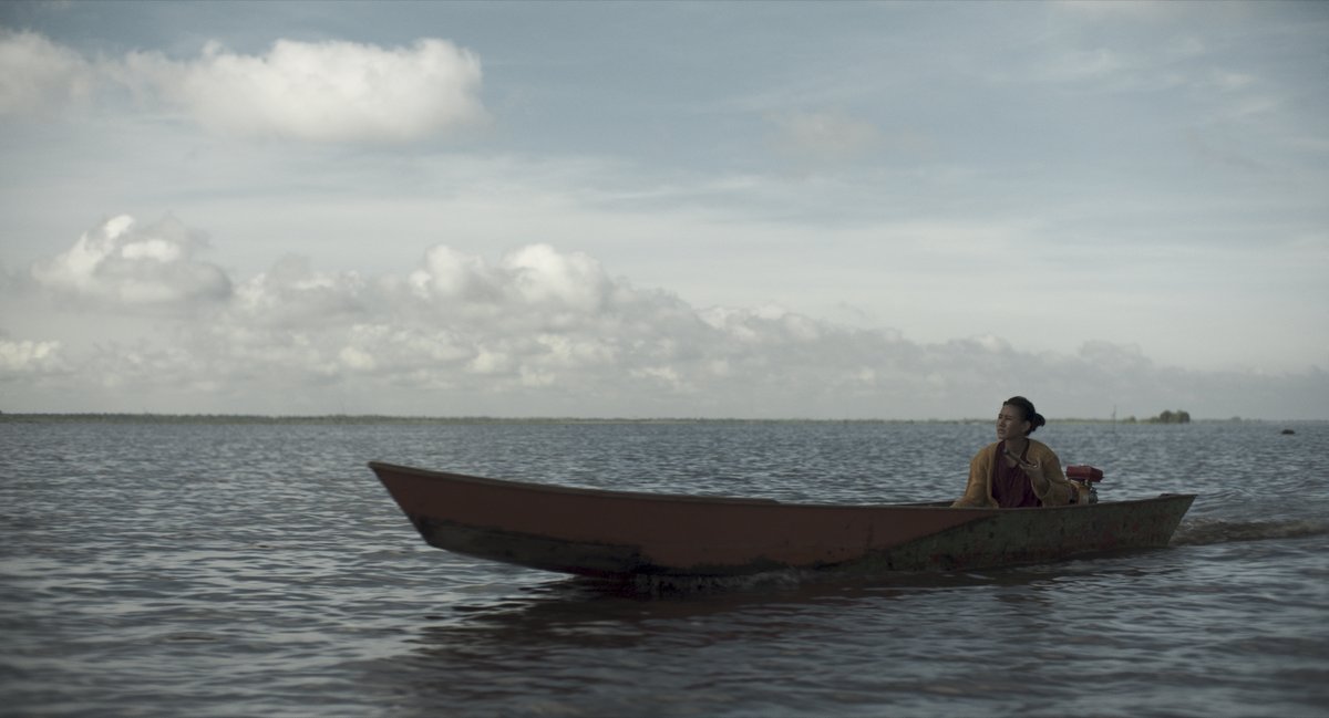 Tale of the Land adalah film memikat tentang May dan kakeknya, Tula, di tengah modernitas yang mengancam warisan mereka di Borneo. Dengan visual indah dan penampilan memukau Shenina Cinnamon, Loeloe Hendra menghadirkan kisah tentang ketahanan, harapan, dan pencarian jati diri.