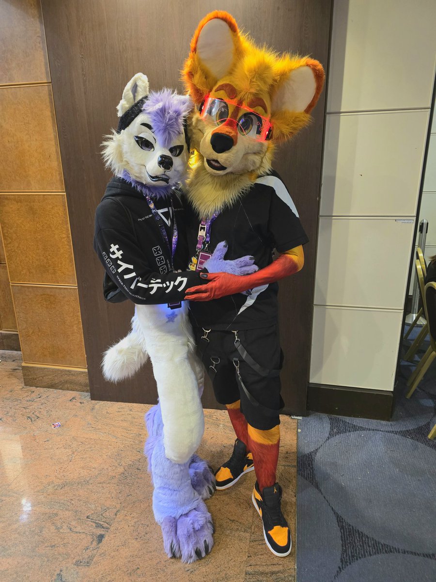 Met a cutie at FBL

Featuring <a href="/PhillySatark/">Philly</a> 

📷: I can't remember who was kind enough to take this pic with my phone, sorry 😭
🪡: <a href="/wildnorsewolf/">Norsewolf • 北欧狼</a> 

#FursuitFriday