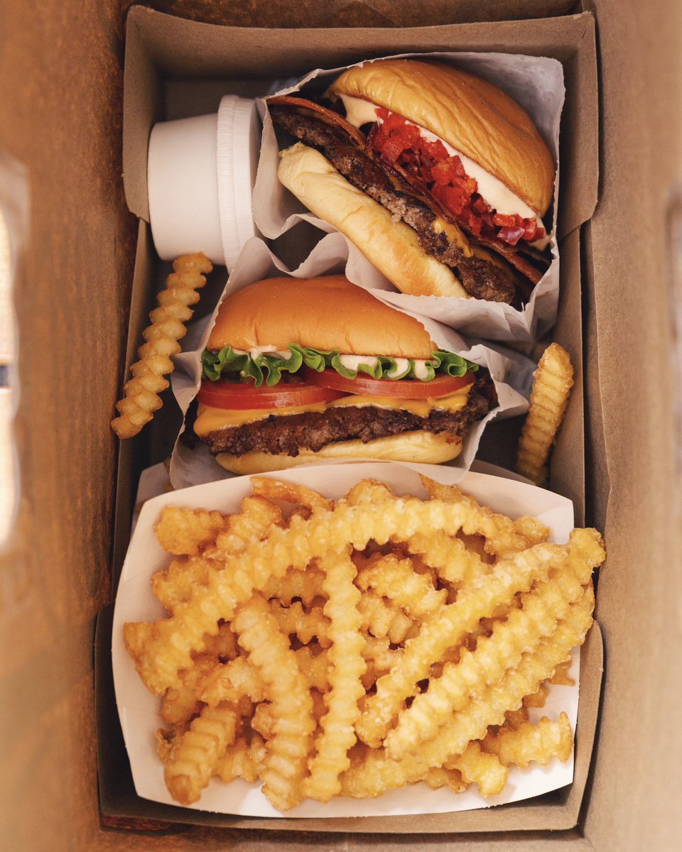 shakeshackmx's tweet photo. ¿ShackBurgers después de la junta? 😉🍔
#ShakeShackMX #ShakeShack https://t.co/d2sedfvlJP
